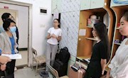 经济管理学院领导深入学生宿舍看望返校学生