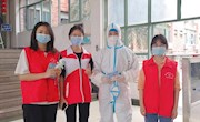 经济管理学院学生为“大白”送手工织品表达谢意