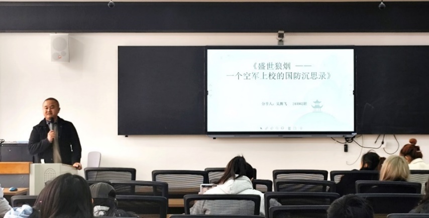 一群人在房间里的沙发和电视中度可信度描述已自动生成.Jpeg