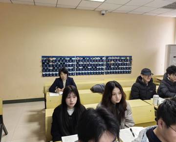 学院领导与学生共听开学第一课